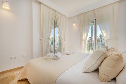 Stylish 2 Bedroom Penthouse With Pool by the Beach