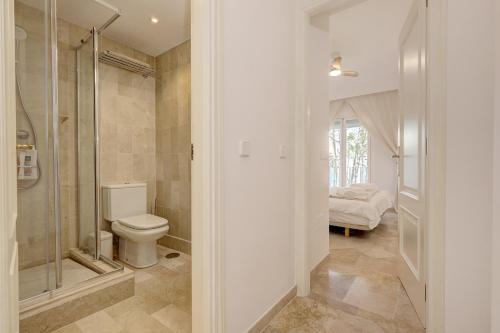 Stylish 2 Bedroom Penthouse With Pool by the Beach