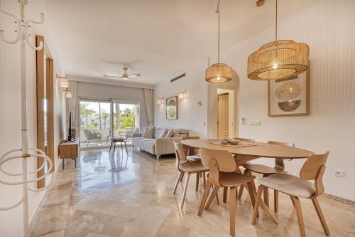 Stylish 2 Bedroom Penthouse With Pool by the Beach