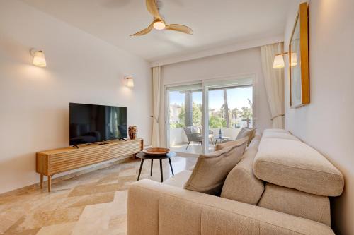 Stylish 2 Bedroom Penthouse With Pool by the Beach