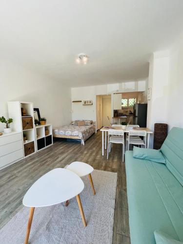 un salon avec un canapé et une table dans l'établissement Studio centre ville parking privé Clim et wifi, à Saint-Raphaël