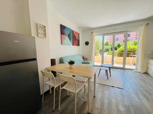 une cuisine et une salle à manger avec une table et des chaises dans l'établissement Studio centre ville parking privé Clim et wifi, à Saint-Raphaël
