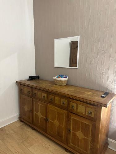 エディンバラにあるDouble room with garden In The Heart of Edinburghの鏡付き木製ドレッサー