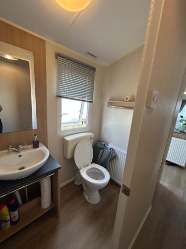 une salle de bain avec des toilettes blanches et un lavabo dans l'établissement 2 Bedroom Caravan 6 Birth The Wolds Ingoldmells Skegness - No pets free WiFi, à Ingoldmells