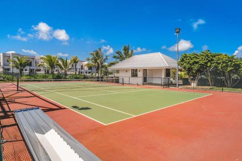 Tenis dan/atau kemudahan skuasy di Villa Numa - Exclusive Seaside Escape atau berdekatan