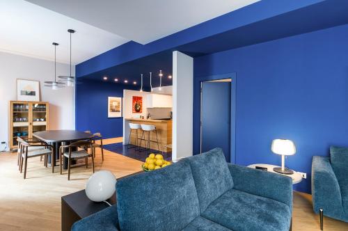 a living room with blue walls and a blue couch at Al Monumento in Modica