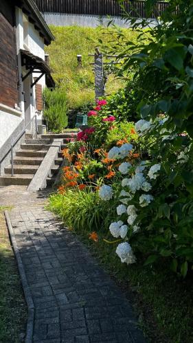 Ein Garten an der Unterkunft Chalet Piumogna