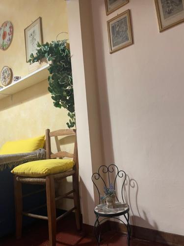 a dining room with two chairs and a table at Appartamento nel cuore di Todi in Todi