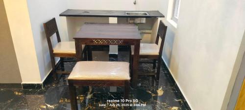 una fila de mesas y sillas en una habitación en Sruthi Garden. Homestay. Kodaikanal, en Kodaikanal