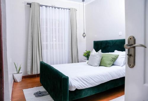 Una cama o camas en una habitación de The Petal Pouch