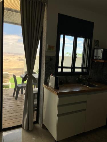Küche/Küchenzeile in der Unterkunft Sea & Desert Retreat