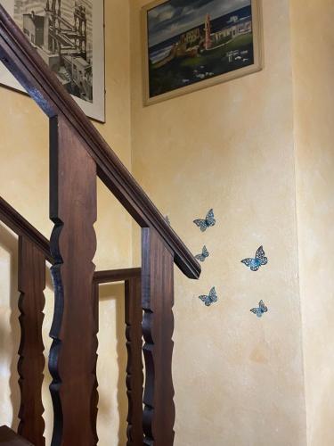 a staircase with butterflies stenciled on the wall at Appartamento nel cuore di Todi in Todi