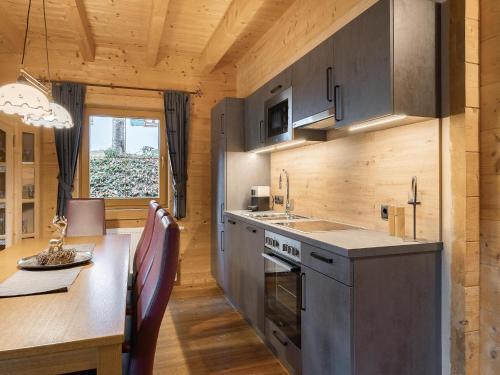 Kuchyň nebo kuchyňský kout v ubytování Chalets Almdorf Zillertal, Fügen