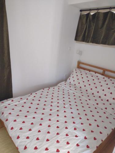 - un lit avec des coeurs rouges dans une chambre dans l'établissement Apartmán pod Kolibou, à Bratislava