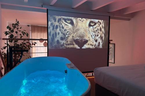 Urban Escape Loft with Balcony & Jacuzzi Near the Opera