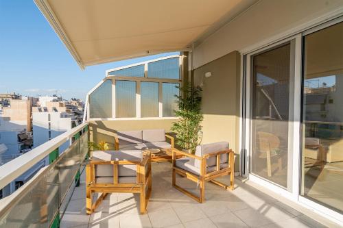 The Portside Getaway - 2BR, 2BA Duplex in Piraeus
