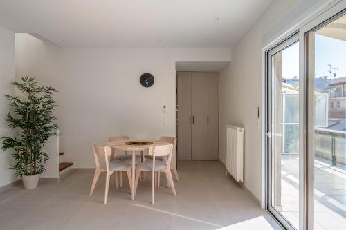 The Portside Getaway - 2BR, 2BA Duplex in Piraeus