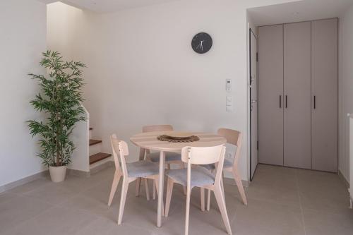 The Portside Getaway - 2BR, 2BA Duplex in Piraeus