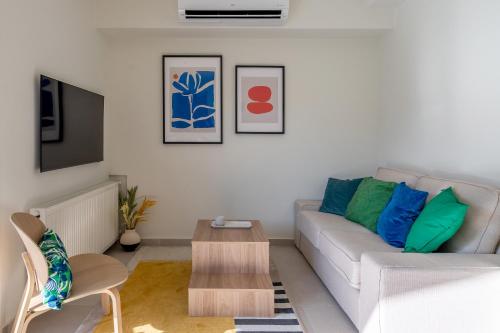 The Portside Getaway - 2BR, 2BA Duplex in Piraeus
