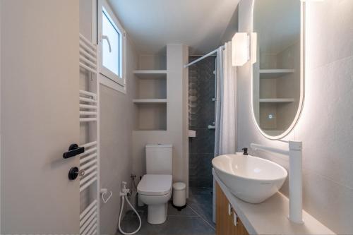 The Portside Getaway - 2BR, 2BA Duplex in Piraeus