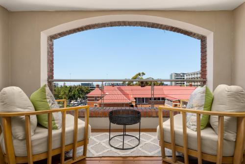 Posezení v ubytování The Rockwell Luxury Apartments with Cove Balcony near V&A Waterfront