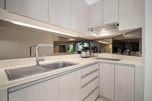 Η κουζίνα ή μικρή κουζίνα στο Cassia Residences by Banyan Living