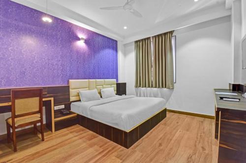Una cama o camas en una habitación de Hotel Karma Inn Near Jaipur Exhibition and Convention Centre