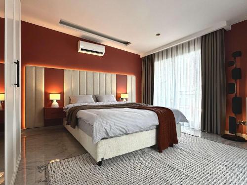 Un dormitorio con una cama grande con paredes rojas. en Qoople Excellence B55 designer duplex by the sea, en Alanya