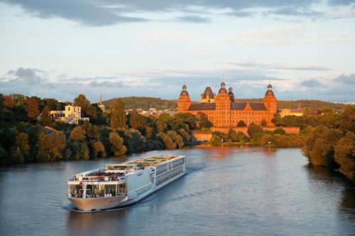 Výhled na řeku, která protéká v blízkosti hotelu