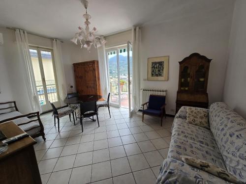 un soggiorno con un divano e un tavolo di Maia Incantevole a Levanto