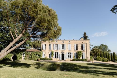 Taman di luar Château de Birot