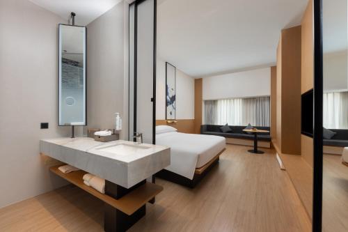 Postel nebo postele na pokoji v ubytování Fairfield by Marriott Quanzhou Fengze