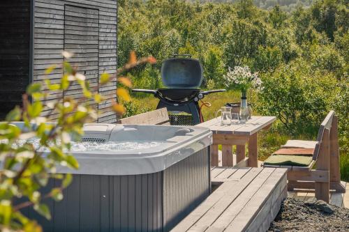Gambar di galeri bagi Artic Lyngvær Luggombu Lodge with jacuzzi di Kleppstad