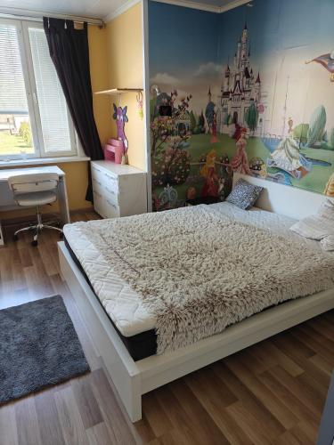 una camera con un grande letto e un murale del castello. di Villa Maarianvaara a Rikkaranta