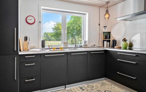 Η κουζίνα ή μικρή κουζίνα στο 4 Bedroom Nice Home In Bedsted Thy