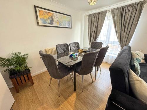 a living room with a table and a couch at Spacious Beautiful London 2 Bedroom Apartment - 2 Bathrooms 1 Parking in London