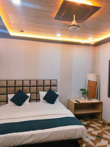 a bedroom with a bed and a ceiling at Kashi Residency Inn in Varanasi