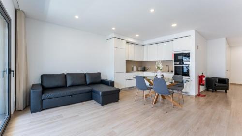Elegant 2BDR Apartment in Quarteira by Lovelystay