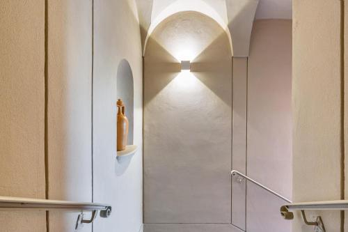 ガリポリにあるB&B Palazzo Vergineのバスルーム(照明付きのシャワー付)