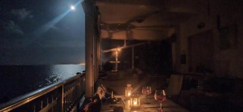 Μπαλκόνι ή βεράντα στο BLUE DOUBLE PRIVATE ROOM AT FRONT BEACH - HABITACION en la playa piso compartido