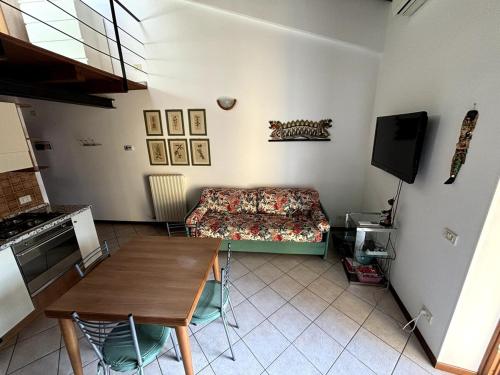 Kuchyň nebo kuchyňský kout v ubytování Mansarda con balcone nel cuore di Brenzone sul Garda