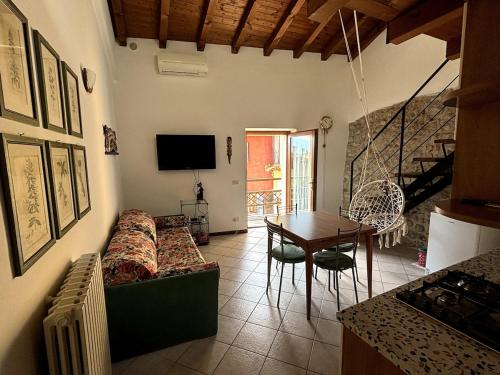 TV a/nebo společenská místnost v ubytování Mansarda con balcone nel cuore di Brenzone sul Garda