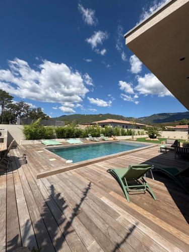 - une piscine sur une terrasse en bois avec un patio dans l'établissement Villa Porto-Vecchio avec piscine, à Lecci