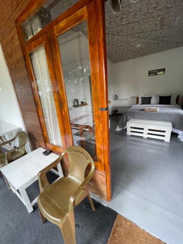 a room with a bed and a table and a chair at Mountain vibe ella in Ella