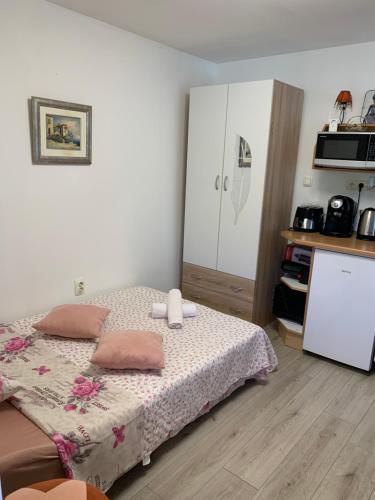 ein Schlafzimmer mit einem Bett und einer Kommode darin in der Unterkunft Apartman Sana in Matulji