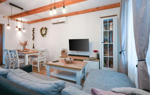 un salon avec un canapé et une table dans l'établissement Gorgeous Home In Zelezna Gora With Wifi, à Sveti Urban