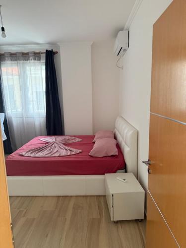 Una cama o camas en una habitación de Guest APARTAMENTS SHENGJIN