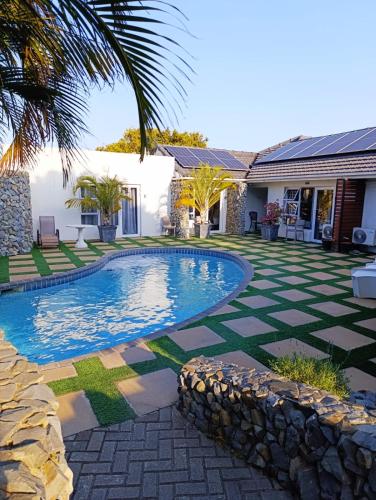 Der Swimmingpool an oder in der Nähe von Reef View BnB