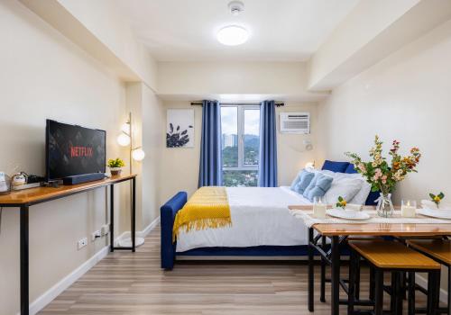 Postel nebo postele na pokoji v ubytování Virgo Nest Rentals - Avida Riala IT Park - City View