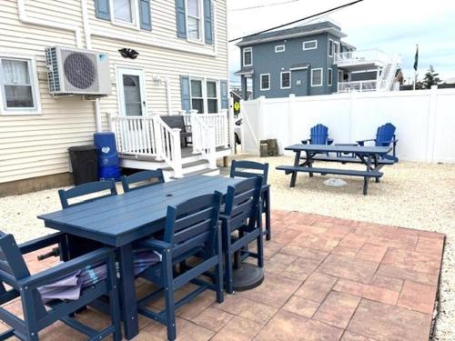 Балкон или терраса в Just Moments From The Causeway Bridge This Charming Spacious Five-Bedroom 2 Bath Home Is Located In Ship Bottom On The Island Of Lbi Wifi